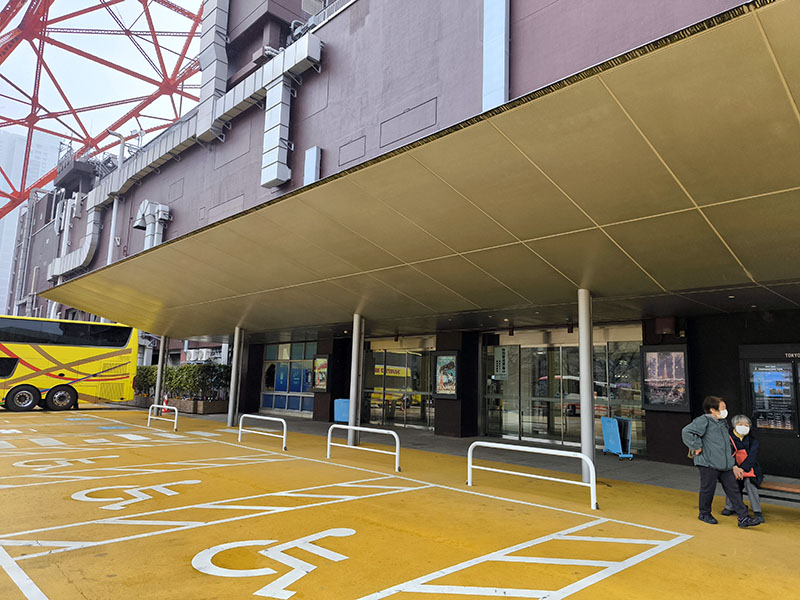 こちらは駐車場側(芝公園方面)にある入り口です。少しわかりづらいですが2階です