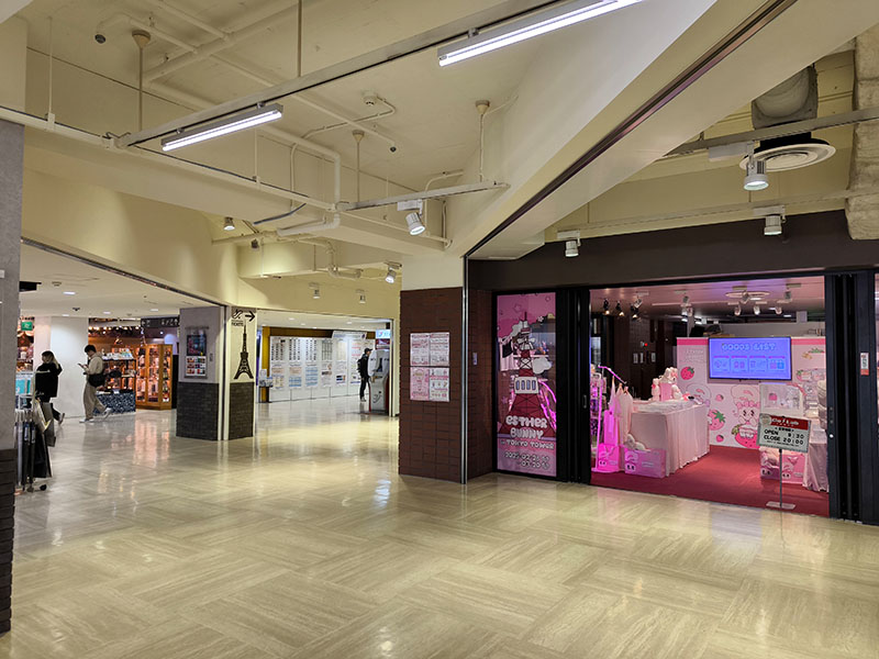 エントランスから左手にあるお土産屋さんに向かって進んでください