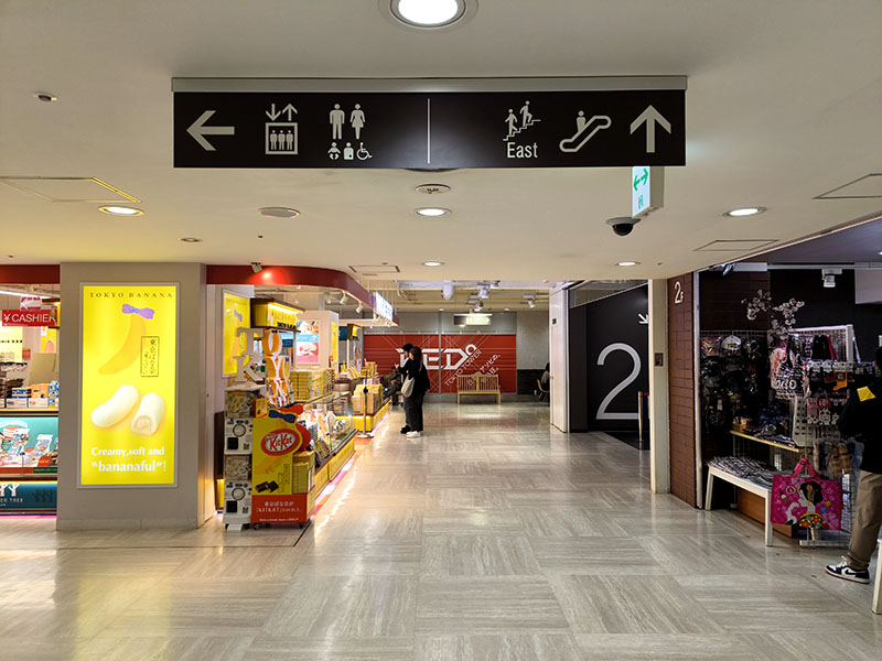 右手にエスカレーターが見えてきます