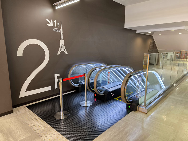 エスカレーターで1階に降ります。エスカレーターの奥に階段もあります