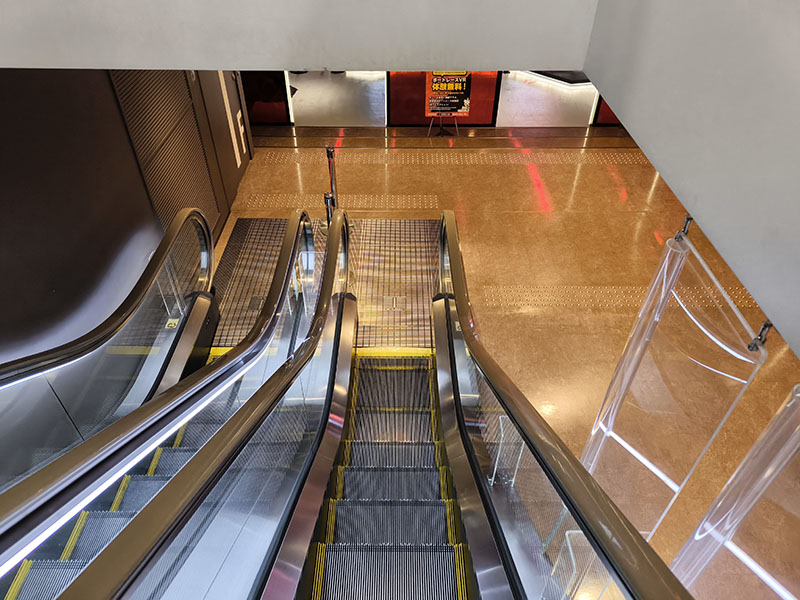 エスカレーターをの先にはREDの施設があります