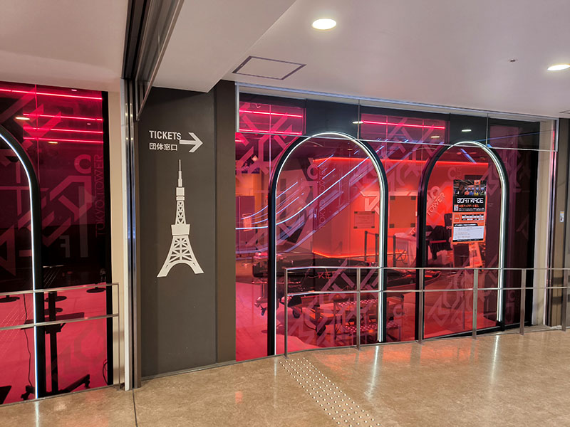 エスカレーターを降りたらUターンして前に進んでください