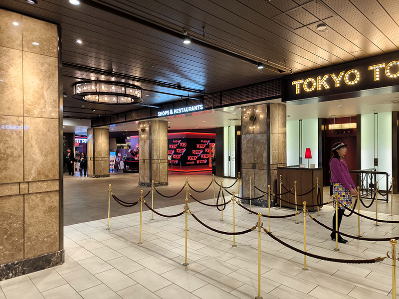 左手にあるREDの施設に向かって進んでください